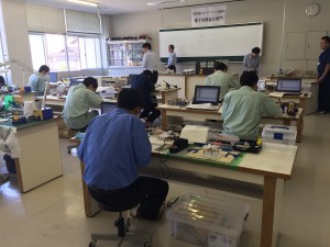 競技の様子（課題にあわせてプログラム中）