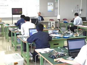 競技中の様子（右前が本校電気科 2年生、中央3番目が電気科 1年生）